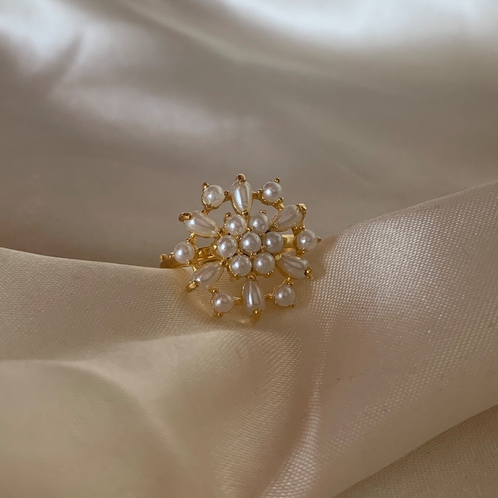 Elegant Gold and Pearl Flower Ring